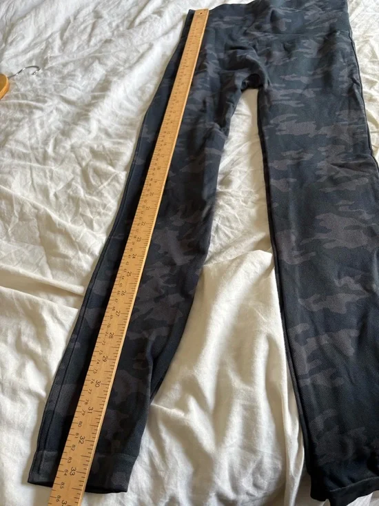 SPANX seamless camo black leggings size large compression look at me now - Picture 8 of 9